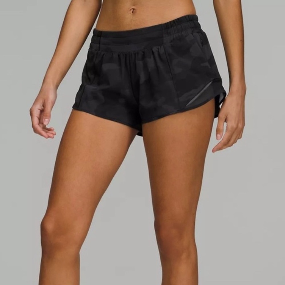 Black camo 2.5 low rise hotty hots lululemon